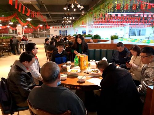 山河智能 何清華和留廠員工同吃團圓飯